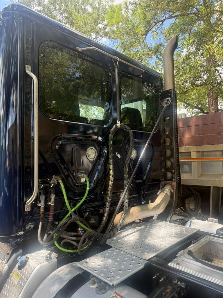 2019 Freightliner Cascadia - $32,500