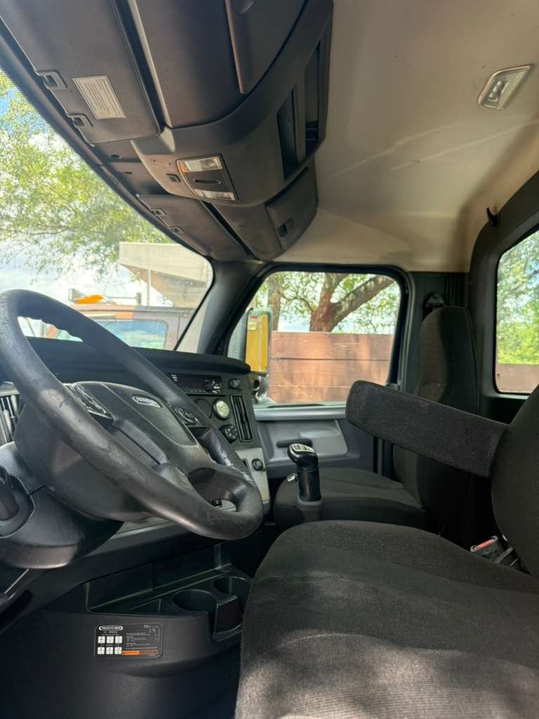 2019 Freightliner Cascadia - $32,500