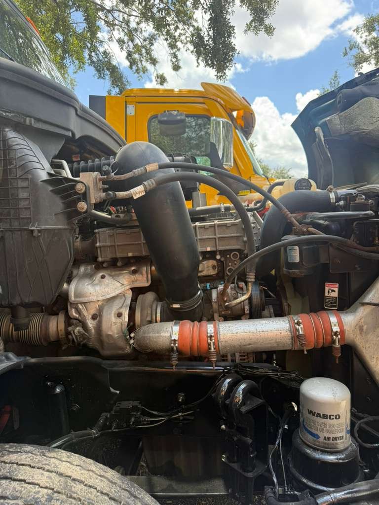 2019 Freightliner Cascadia - $32,500