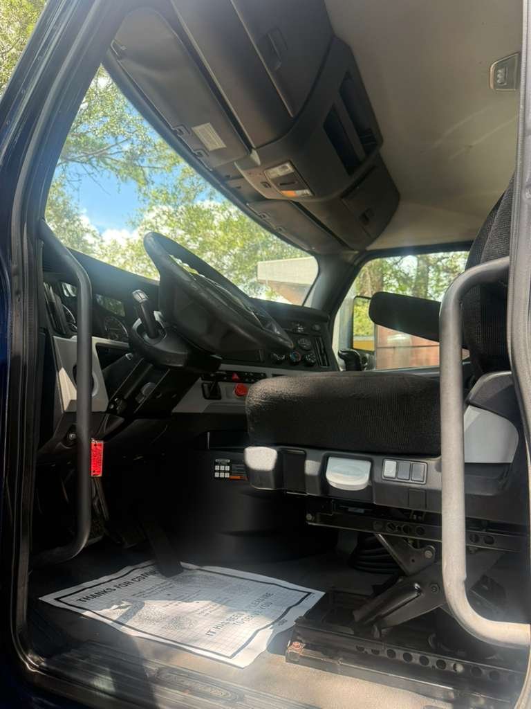2019 Freightliner Cascadia - $32,500