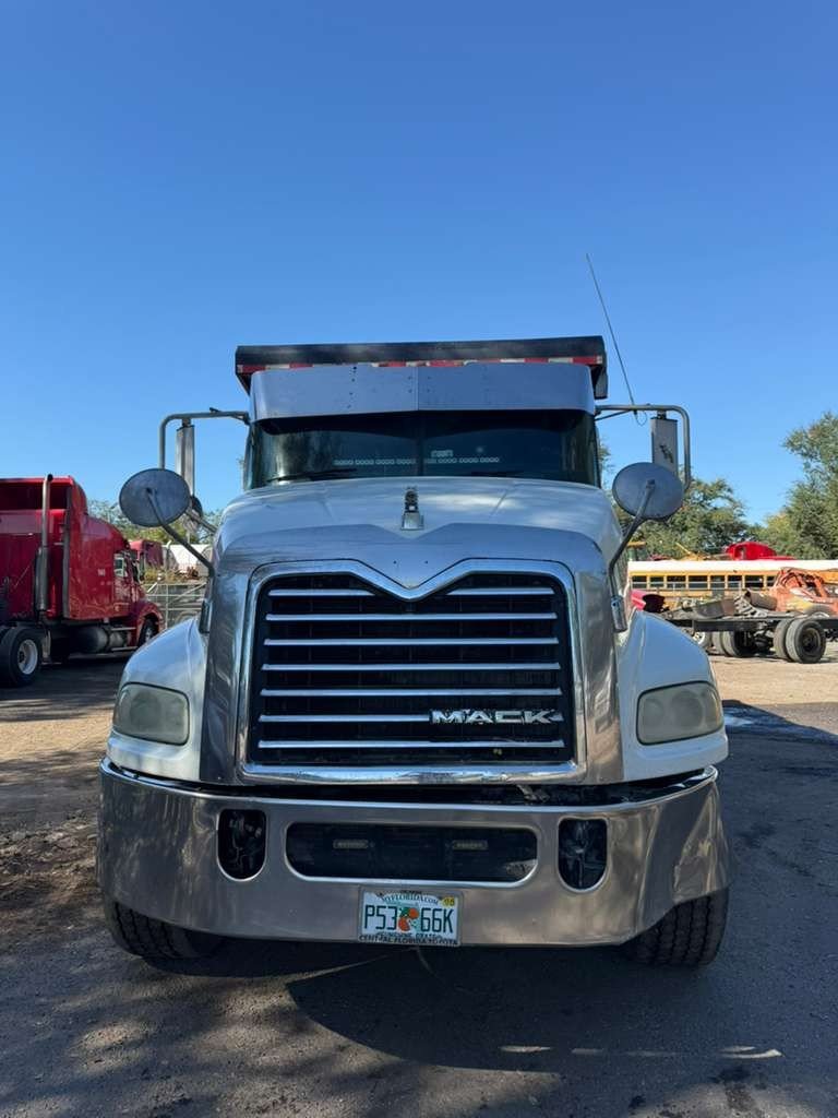 2013 Mack Cxu (pinnacle) - $62,000