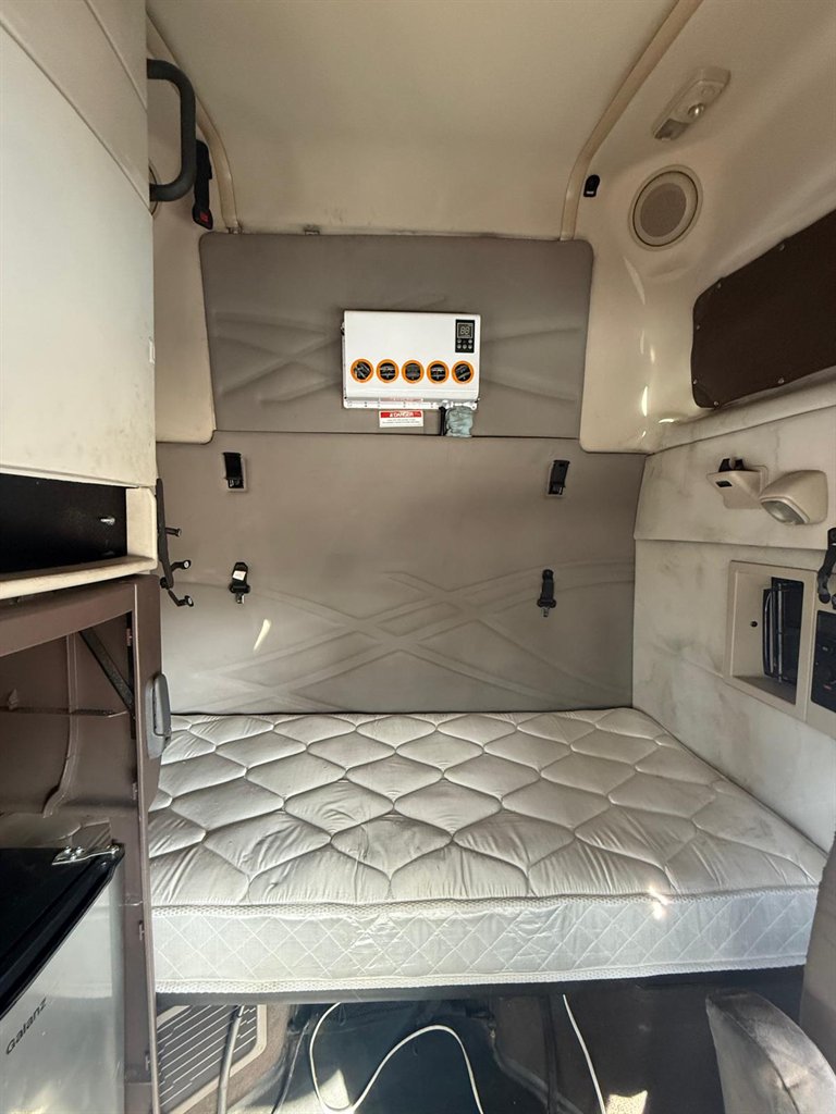 2013 Volvo VNL - $15,000