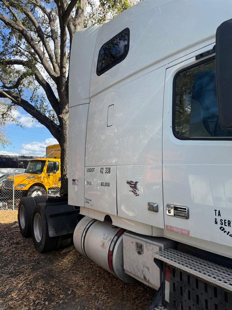2013 Volvo VNL - $15,000