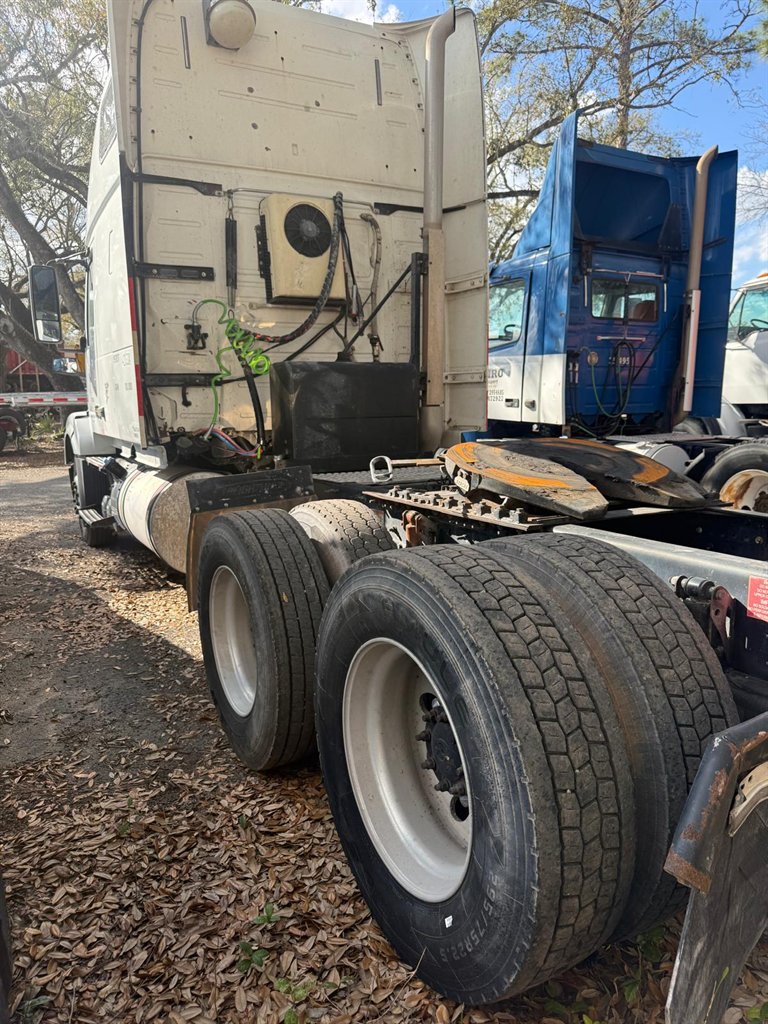 2013 Volvo VNL - $15,000
