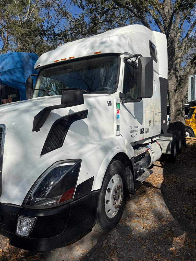 2013 Volvo VNL - $15,000