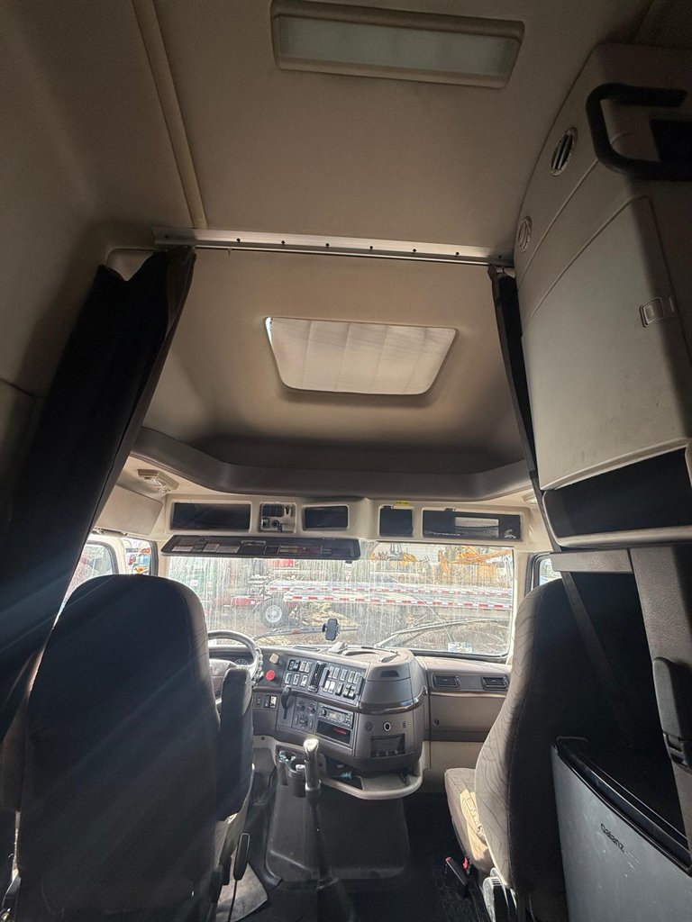 2013 Volvo VNL - $15,000