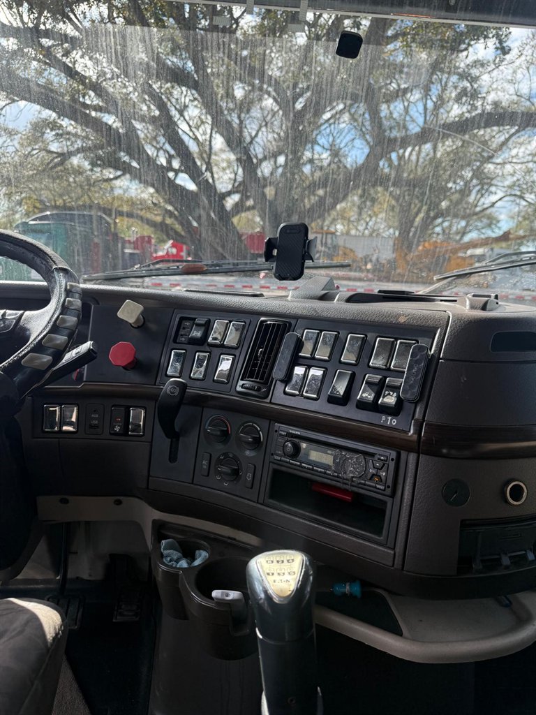 2013 Volvo VNL - $15,000