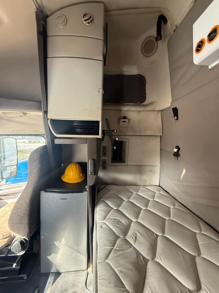 2013 Volvo VNL - $15,000