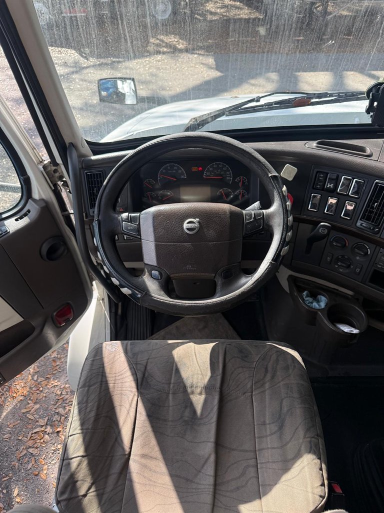2013 Volvo VNL - $15,000