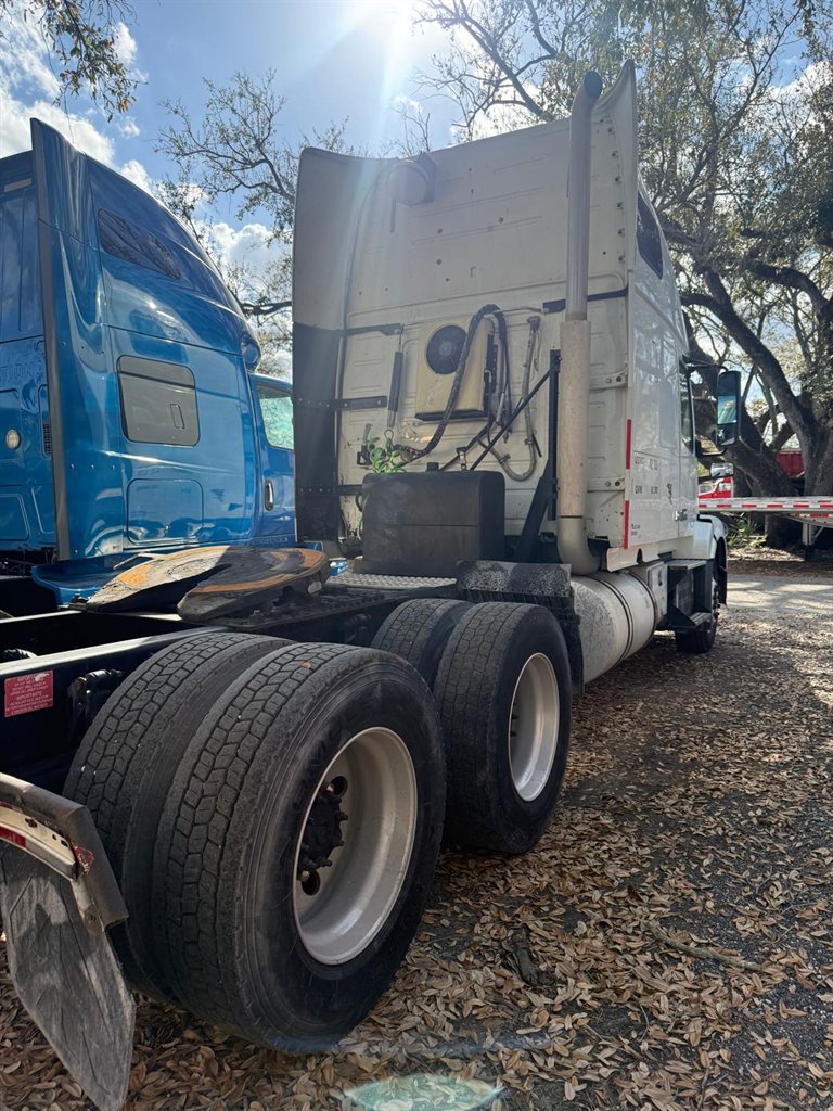 2013 Volvo VNL - $15,000