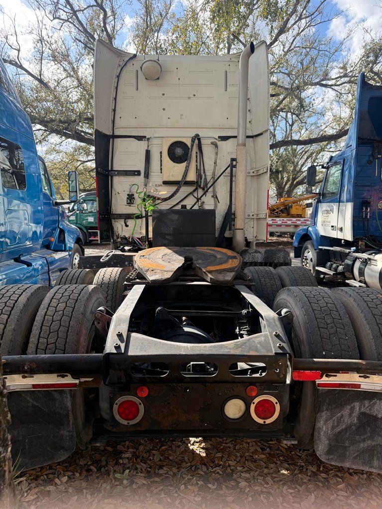 2013 Volvo VNL - $15,000