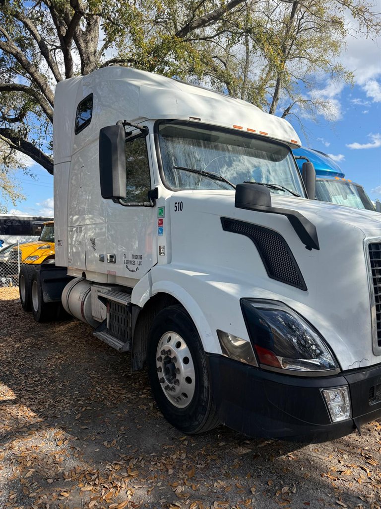 2013 Volvo VNL - $15,000