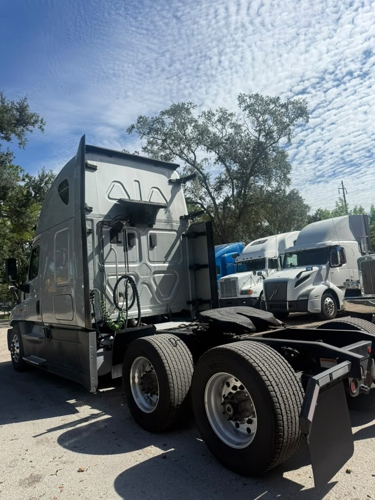 2017 Freightliner Cascadia - $14,000