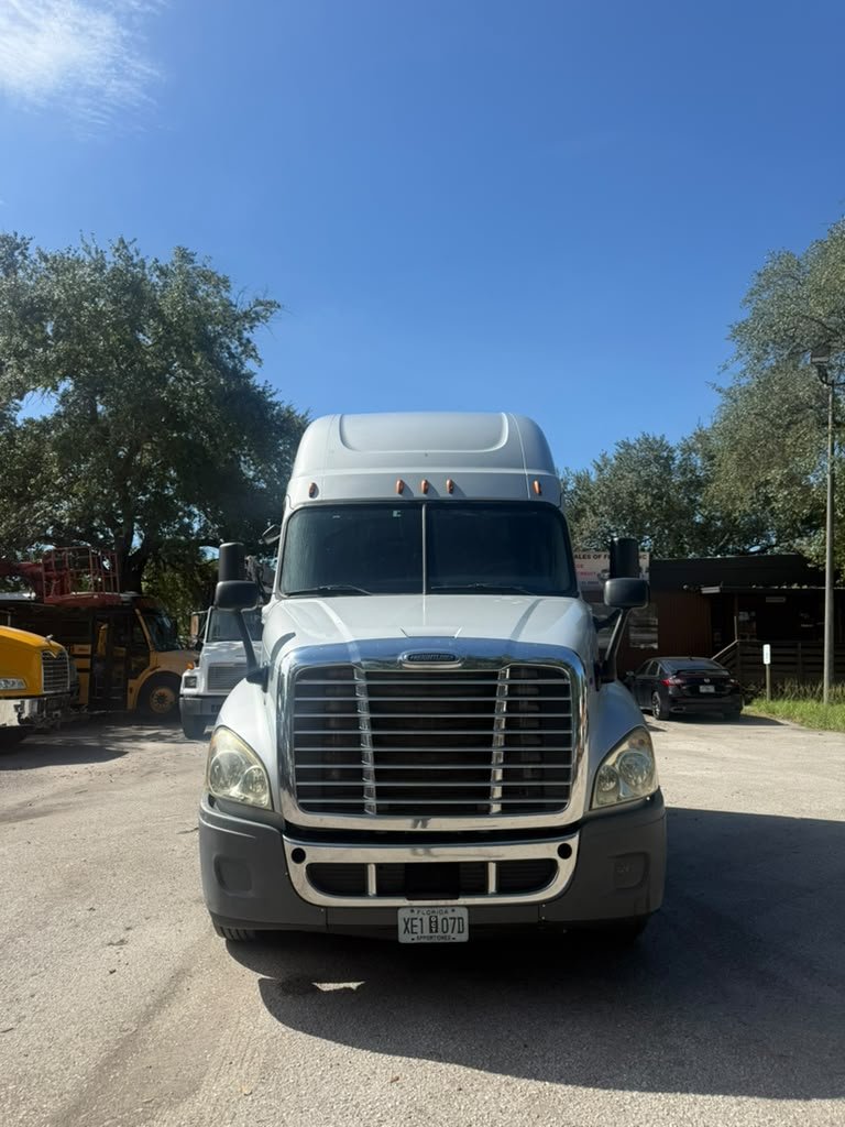 2017 Freightliner Cascadia - $14,000