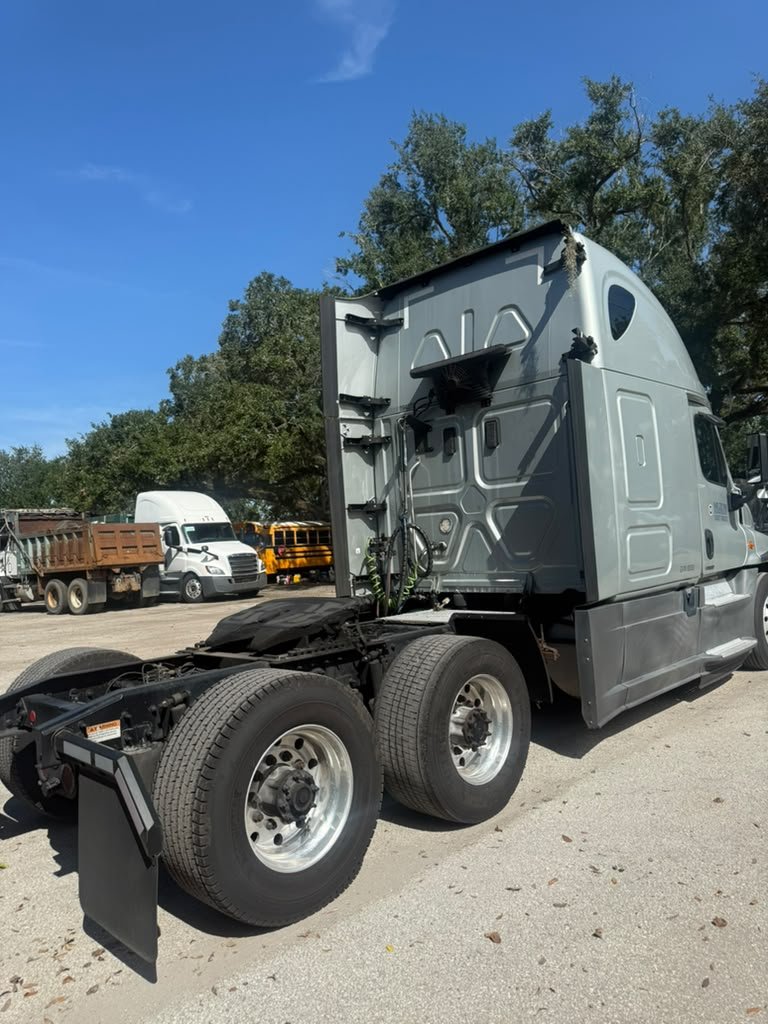 2017 Freightliner Cascadia - $14,000