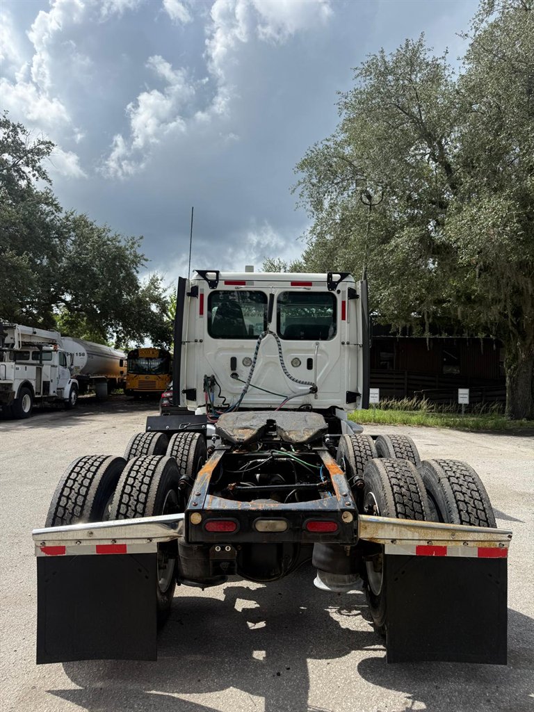 2019 Freightliner Cascadia - $32,000
