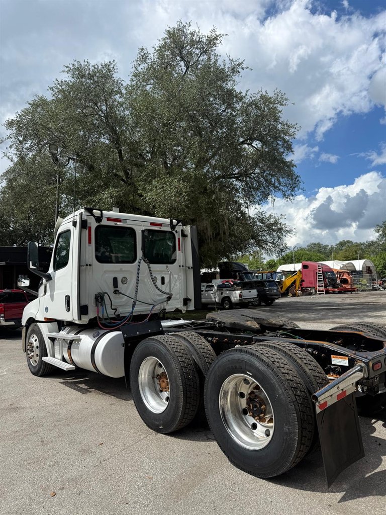 2019 Freightliner Cascadia - $32,000