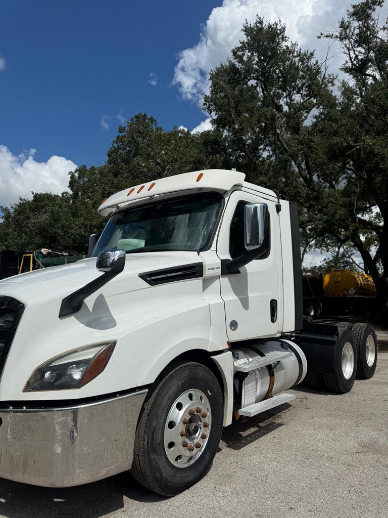 2019 Freightliner Cascadia - $32,000