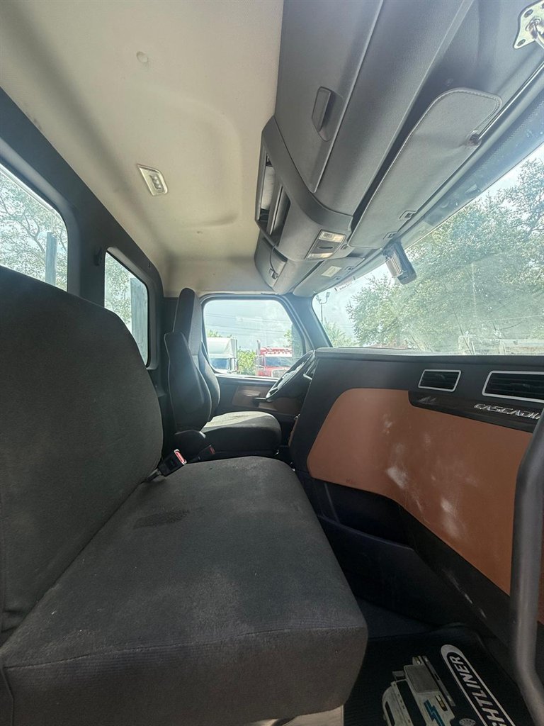 2019 Freightliner Cascadia - $32,000