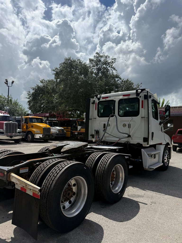 2019 Freightliner Cascadia - $32,000
