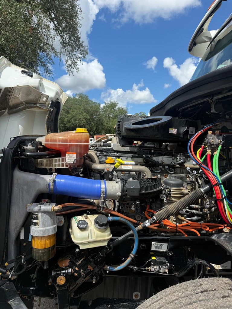 2019 Freightliner Cascadia - $32,000