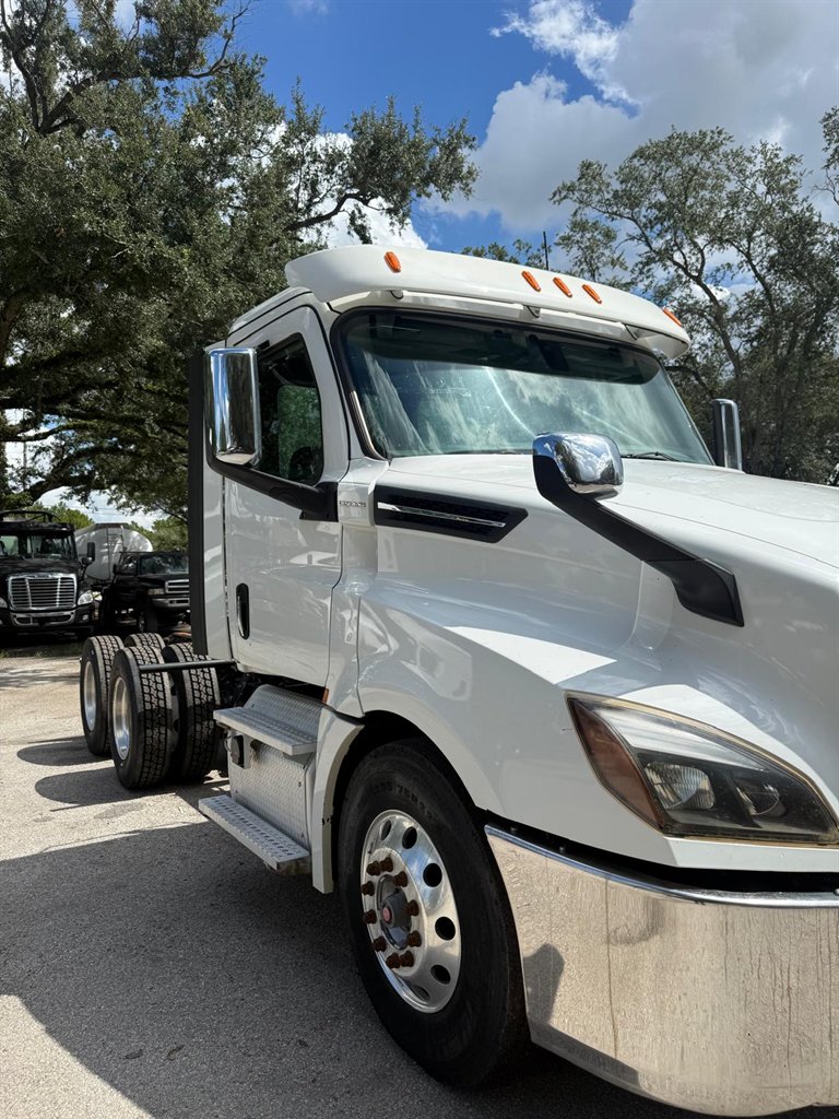 2019 Freightliner Cascadia - $32,000