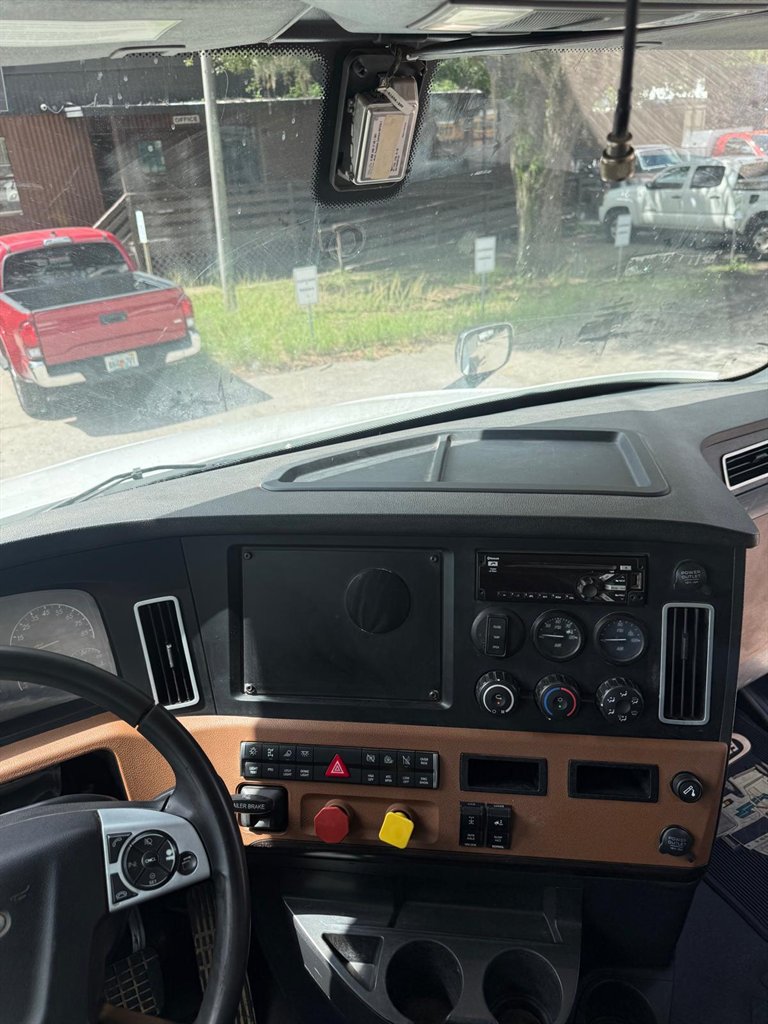 2019 Freightliner Cascadia - $32,000