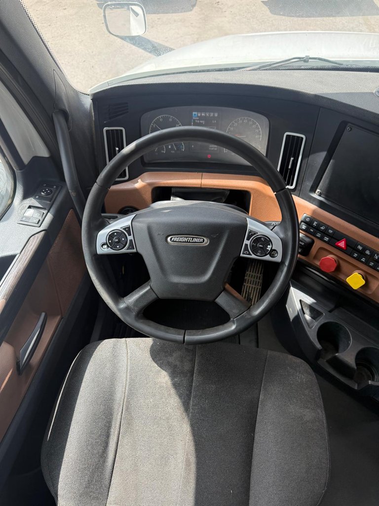 2019 Freightliner Cascadia - $32,000