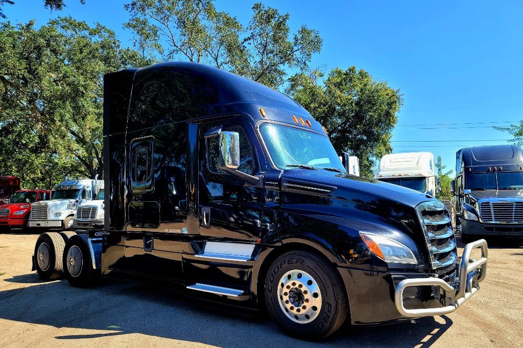The 2018 Freightliner CASCADIA 126 Conventional Sleeper photos