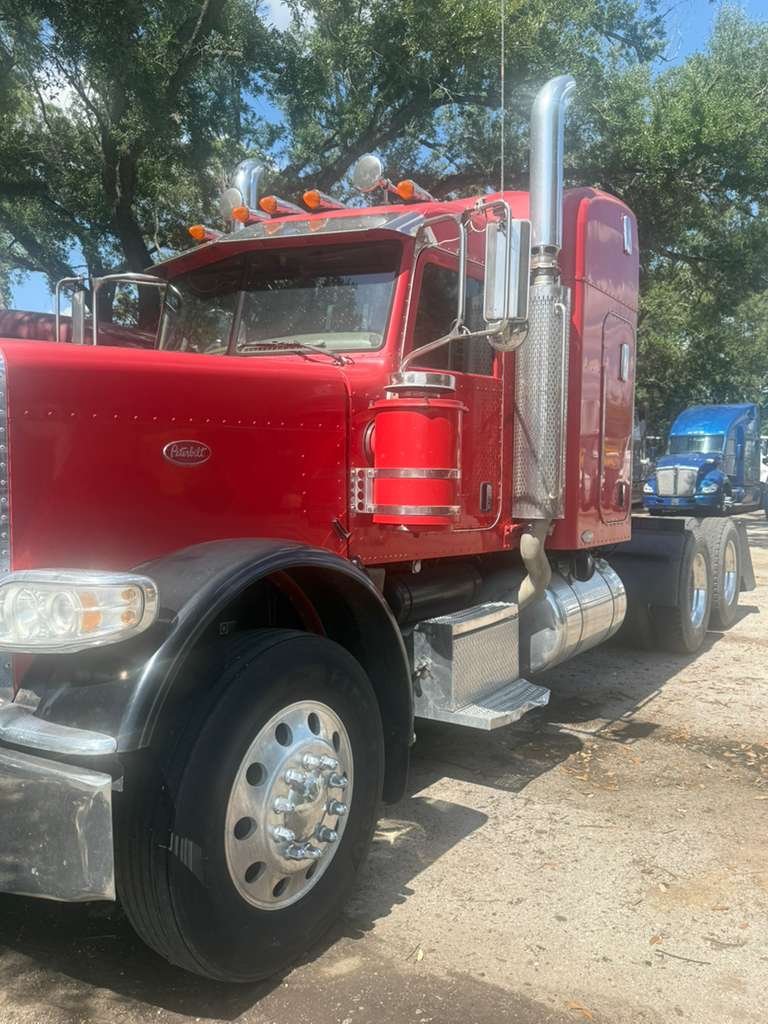 2009 Peterbilt 388 - $36,500