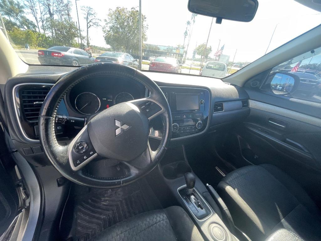 2014 Mitsubishi Outlander SE photo