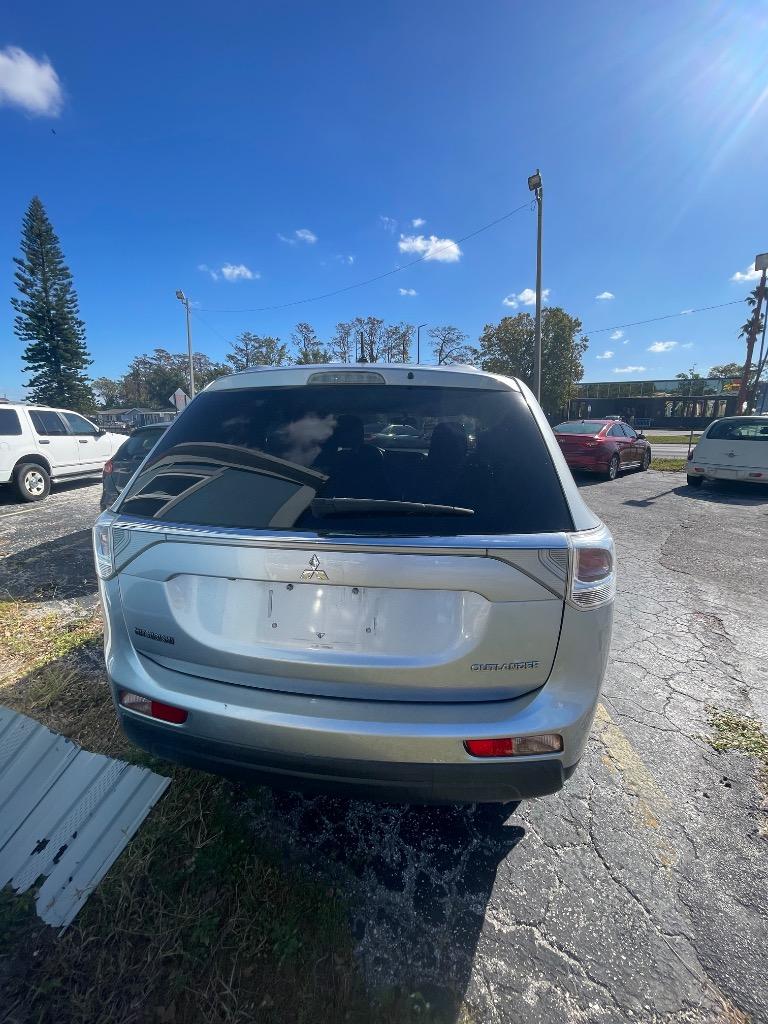2014 Mitsubishi Outlander SE photo