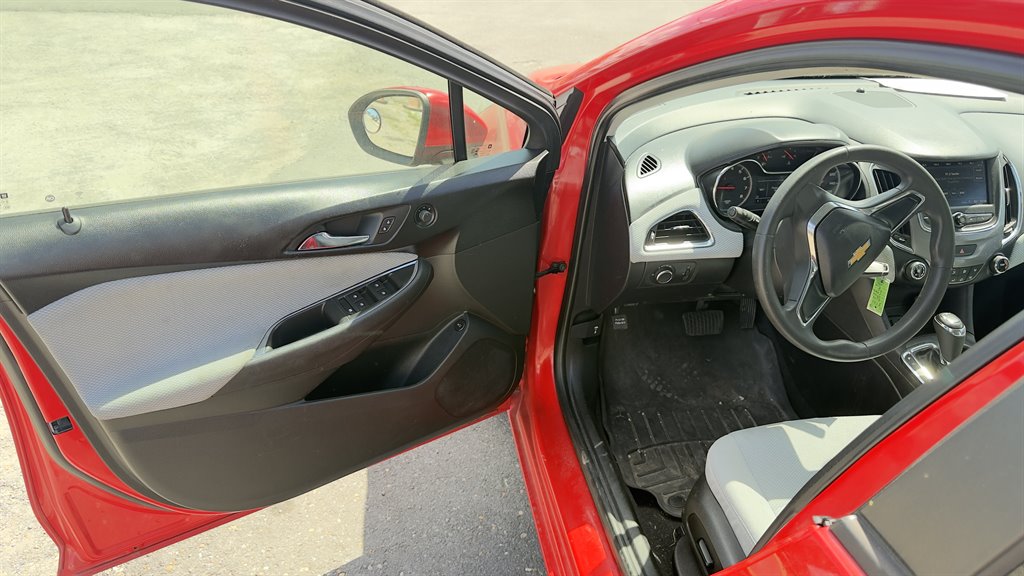 2019 Chevrolet Cruze - $8,990