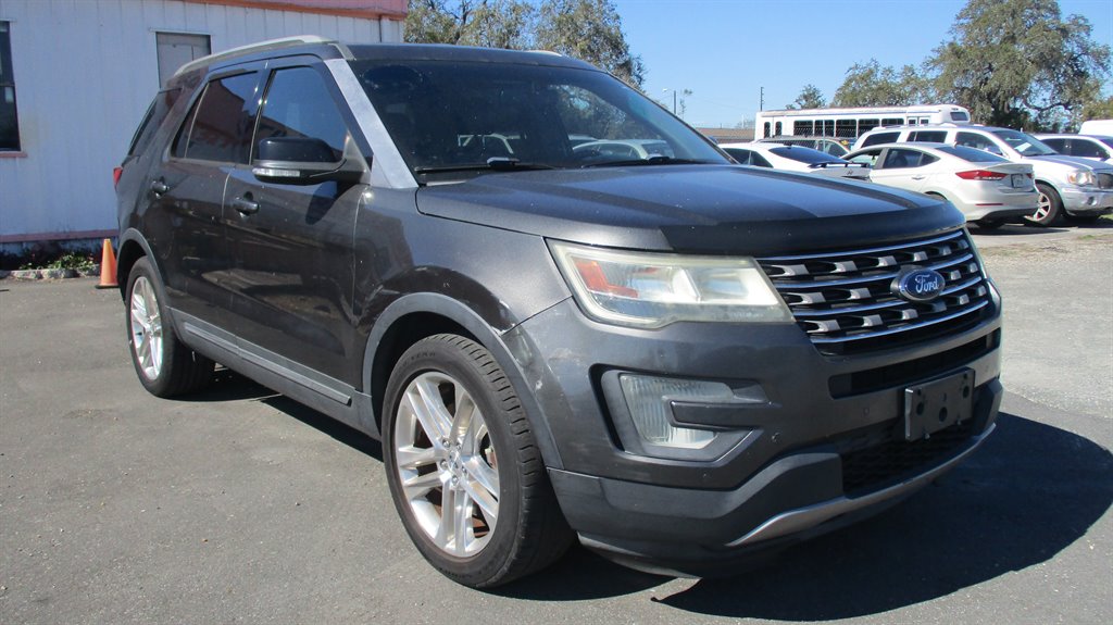 2017 Ford Explorer - $9,900