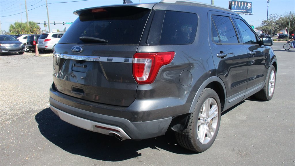 2017 Ford Explorer - $9,900