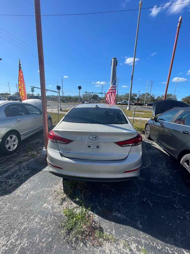2017 Hyundai Elantra se photo