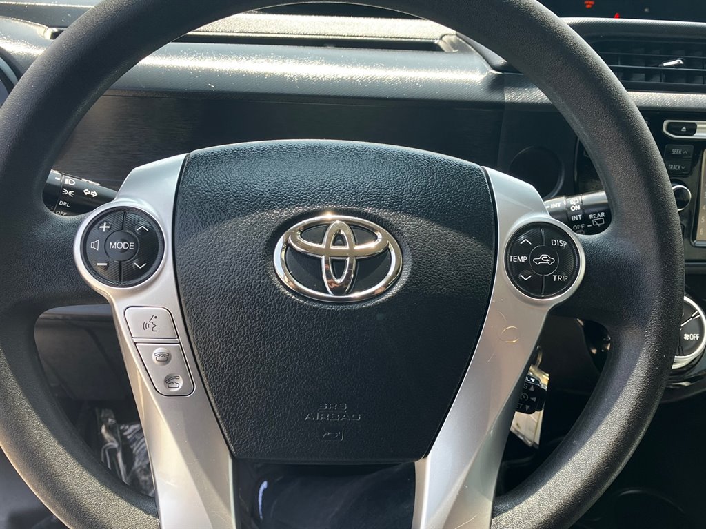 2016 Toyota Prius c photo
