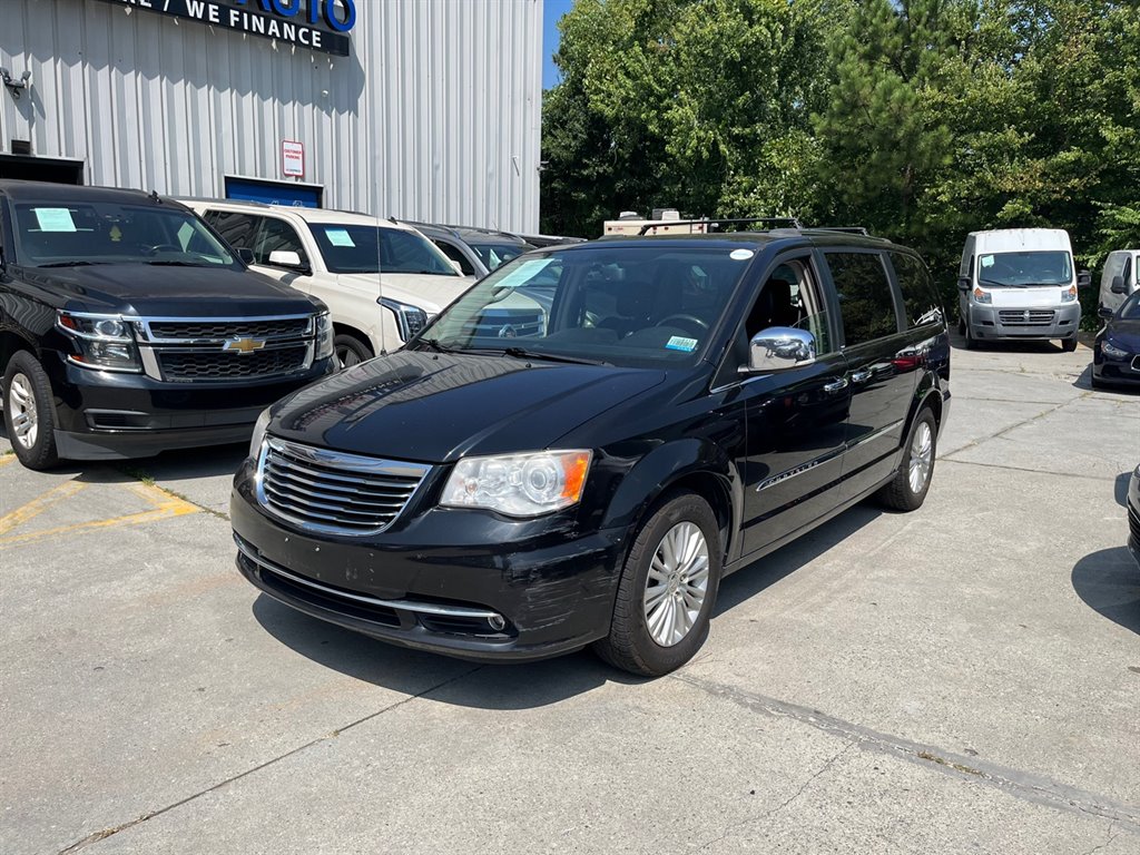 2013 Chrysler Town & Country Limited photo