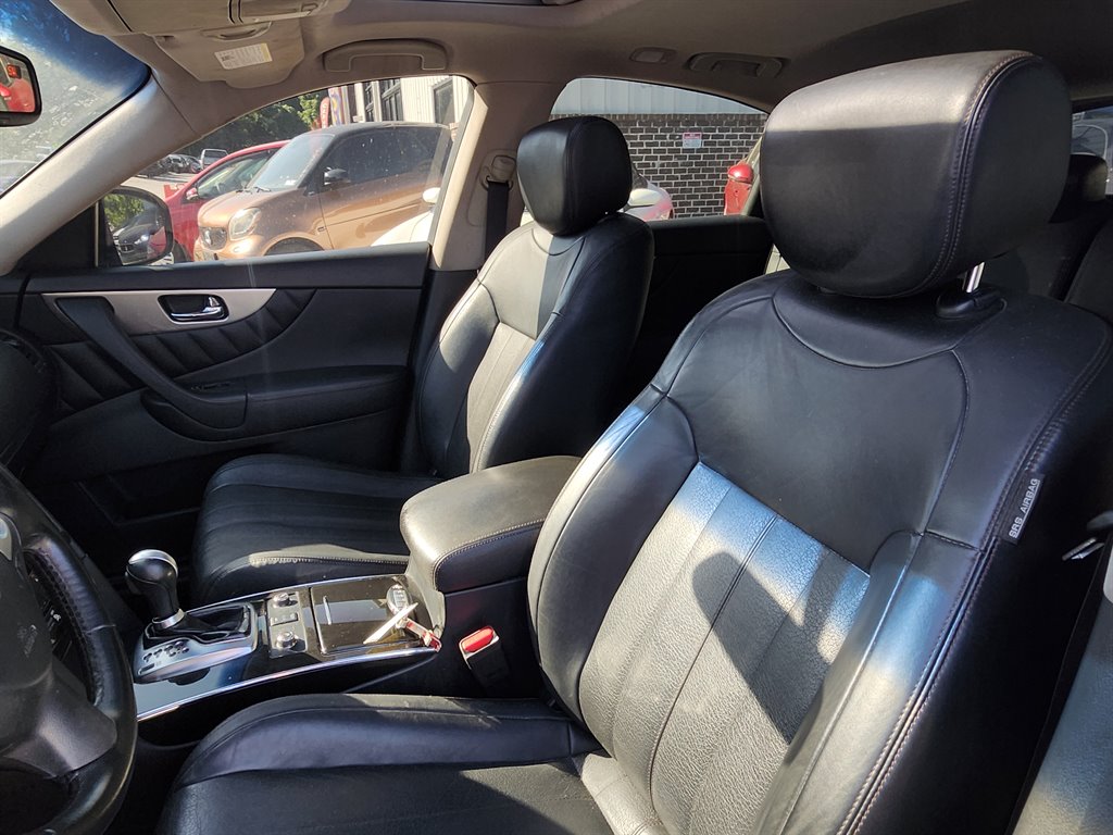 2017 Infiniti QX70  photo
