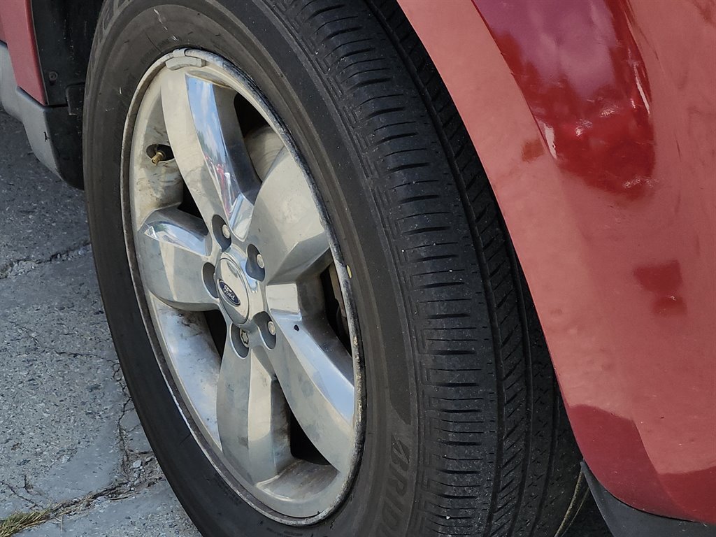 2010 Ford Escape Limited photo