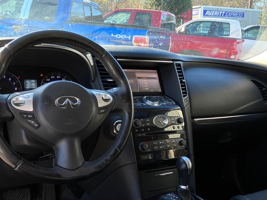 2017 Infiniti QX70  photo
