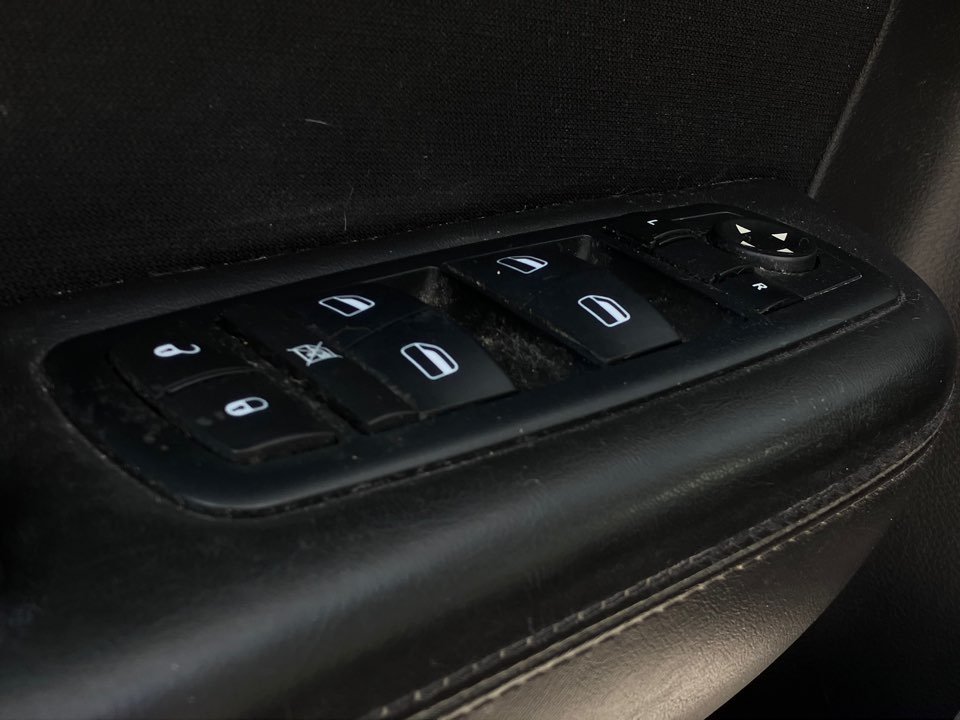 2016 Chrysler 200 LX photo