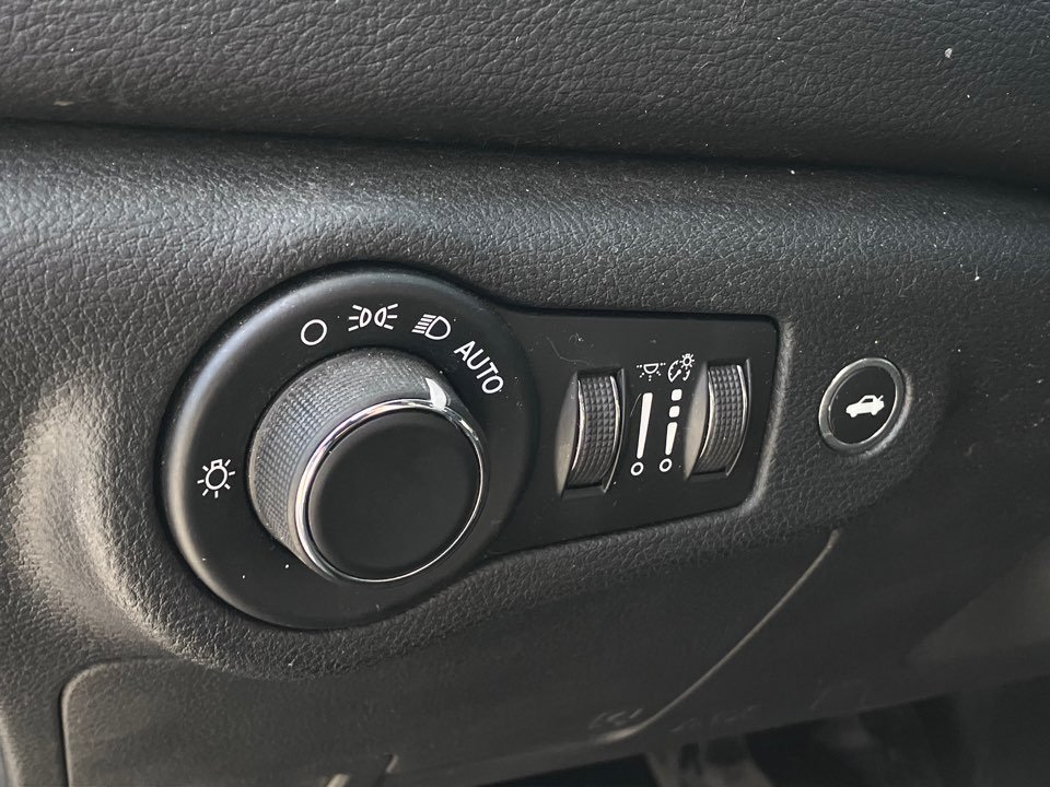 2016 Chrysler 200 LX photo