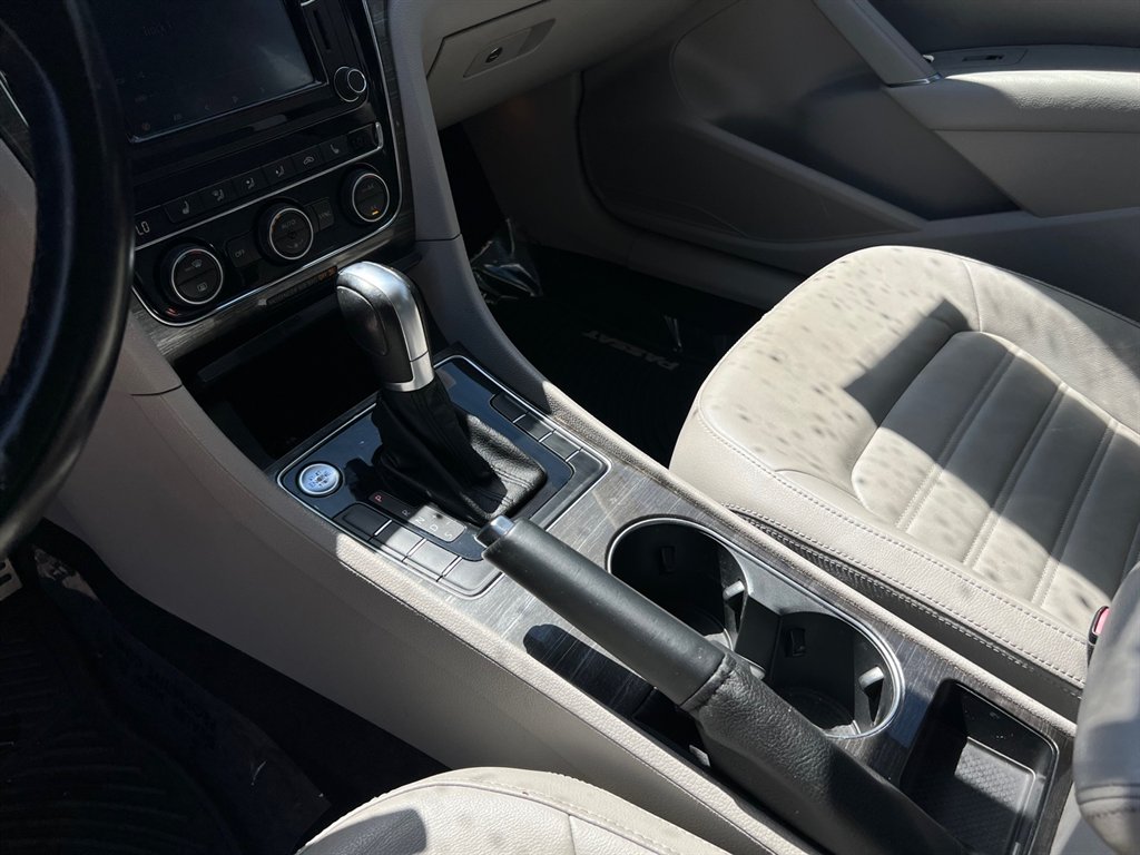 2016 Volkswagen Passat SEL photo