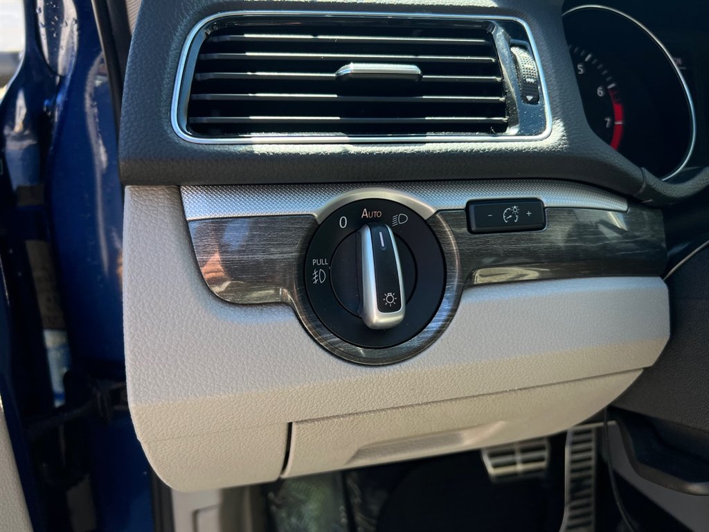 2016 Volkswagen Passat SEL photo