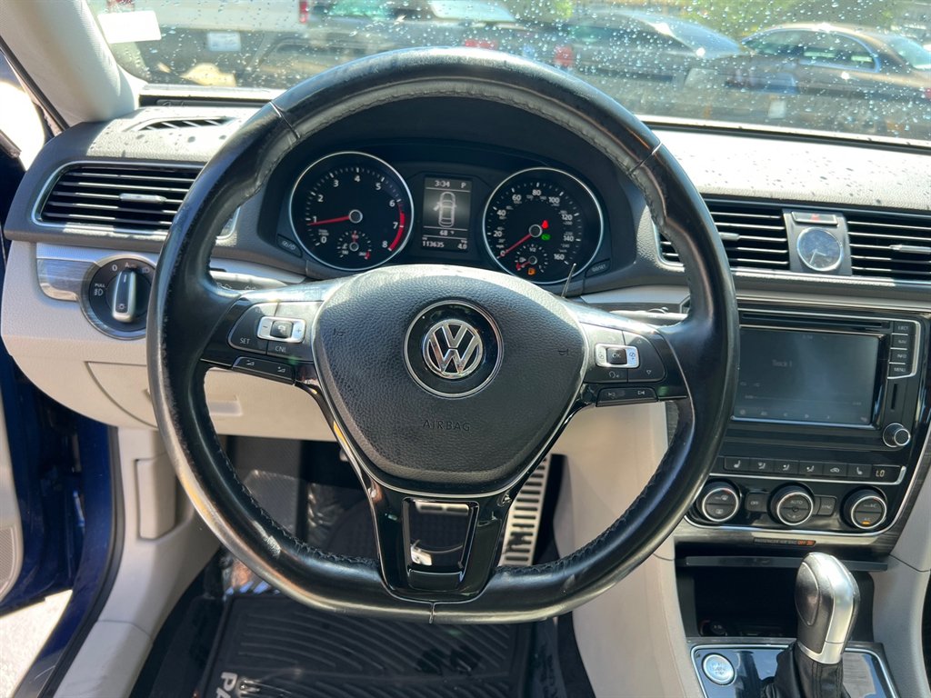 2016 Volkswagen Passat SEL photo