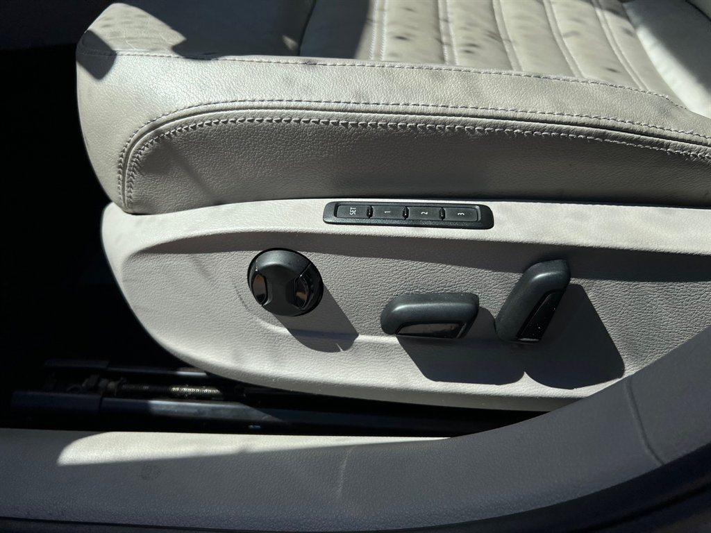 2016 Volkswagen Passat SEL photo