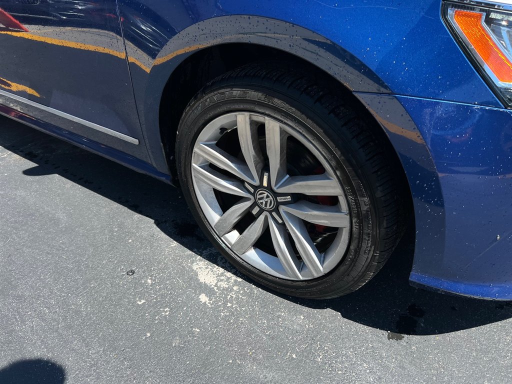 2016 Volkswagen Passat SEL photo