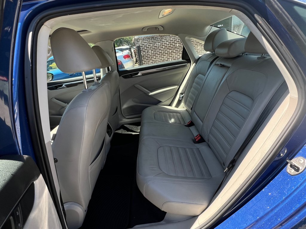 2016 Volkswagen Passat SEL photo
