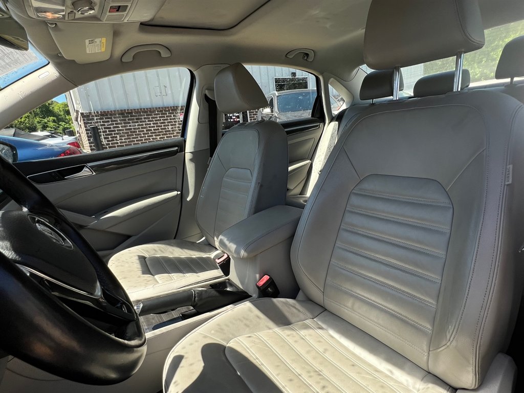 2016 Volkswagen Passat SEL photo